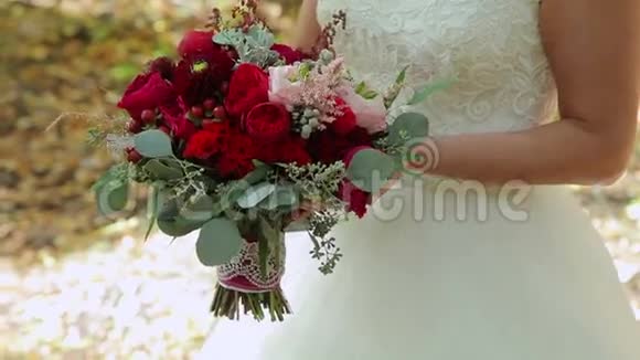 新娘捧着婚礼花束视频的预览图