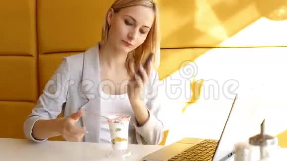 漂亮的年轻女人在咖啡馆吃美味的甜点视频的预览图