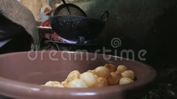 近景印度传统食品制剂puri视频的预览图