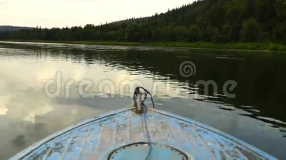 脚踏老船漂在河上4K视频的预览图