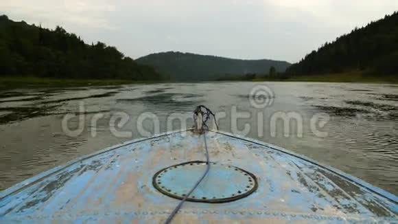 脚踏老船漂在河上4K视频的预览图