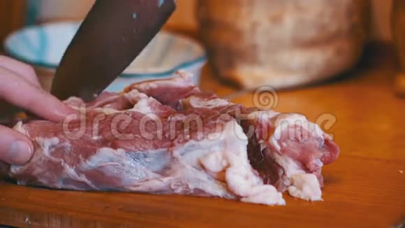 女厨师把切肉放在厨房的切肉板上视频的预览图