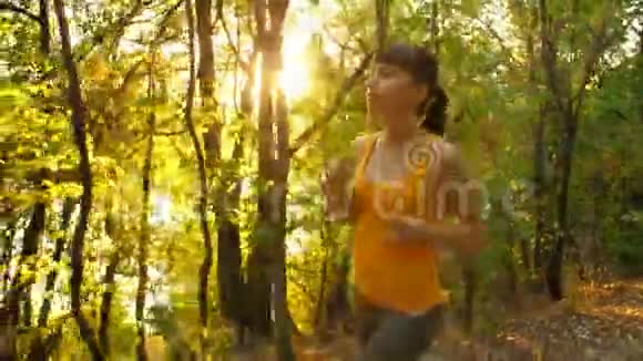 日落时在公园跑步的女人视频的预览图