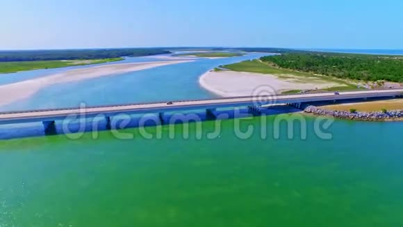 阳光明媚的一天公路桥穿过海滨泻湖视频的预览图