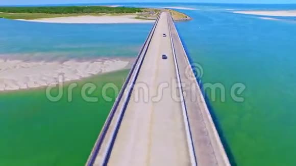 阳光明媚的一天公路桥穿过海滨泻湖视频的预览图