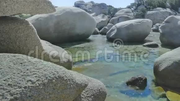 意大利萨尔迪尼亚港松卡图海滩的岩石视频的预览图