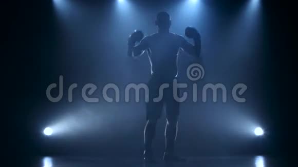 身材强壮肌肉发达的拳击手视频的预览图