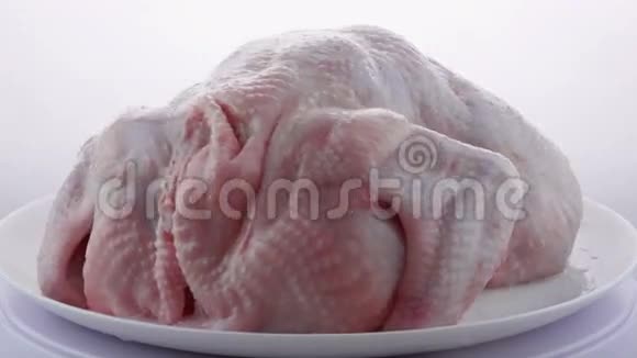 鲜鸡肉在白色背景下旋转视频的预览图