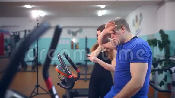 男运动员在体操训练员中饮水疲劳视频的预览图
