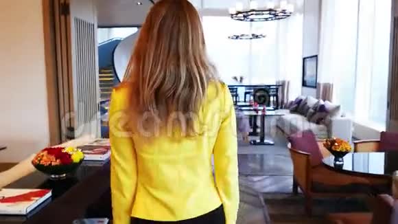 穿黄色夹克的漂亮女商人视频的预览图
