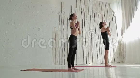 有运动的男人和女人做瑜伽视频的预览图