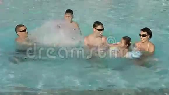 快乐的一家人在游泳池里玩耍视频的预览图