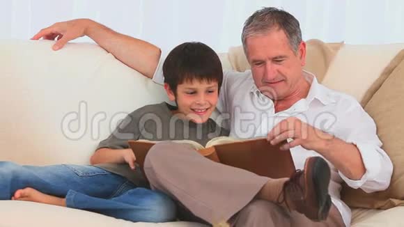 一个和他爷爷一起看专辑的男孩视频的预览图