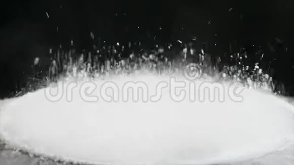 在黑色背景下跳面粉移动低音炮视频的预览图