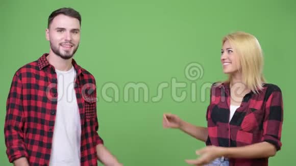 年轻幸福的夫妻在一起表演视频的预览图