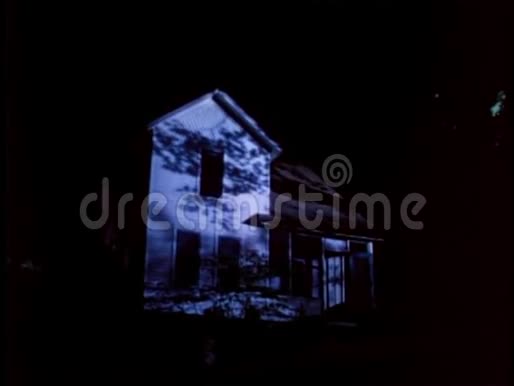 在晚上拍摄房子视频的预览图