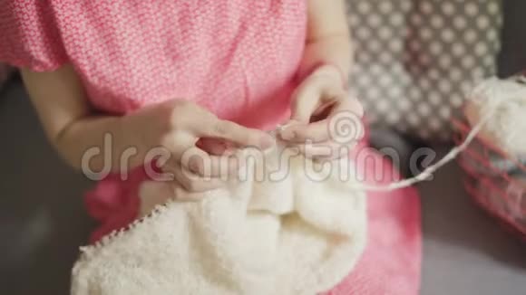 编织的女人做羊毛衣服创意女性编织手视频的预览图