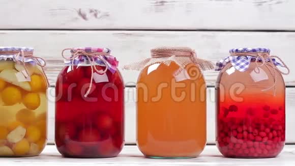 罐装水果饮料装在玻璃瓶里视频的预览图