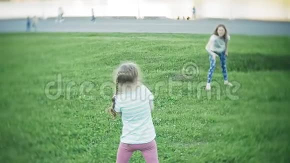 快乐的女人和女儿在公园玩飞盘视频的预览图