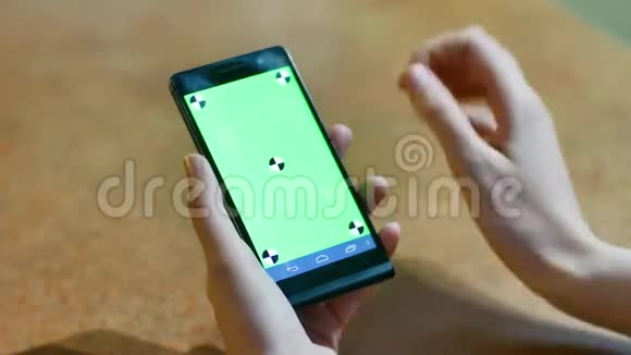 女性的手使用智能手机触摸屏的色度键近距离接触手指做手势触摸和滑动屏幕视频的预览图