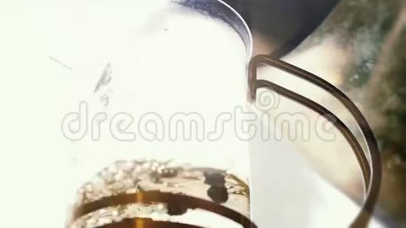 在茶壶里倒入开水在阳光的映照下慢慢地倒上新鲜的茶1920x1080个视频的预览图