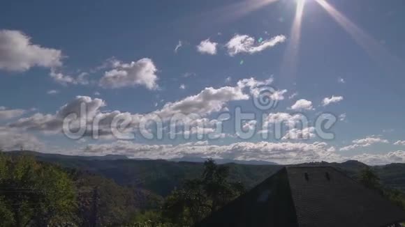 蒂梅拉普云层穿过山脉视频的预览图