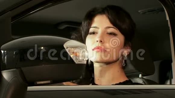 美丽的黑主持的女人坐在车里视频的预览图