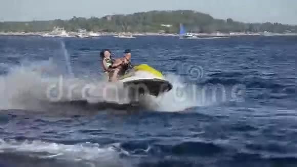 快乐夫妻乘坐摩托艇视频的预览图