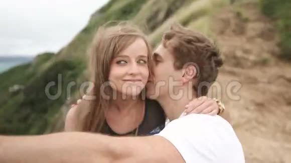 夏威夷瓦胡岛的年轻情侣在户外接吻视频的预览图