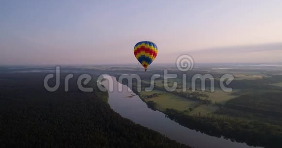 清晨绿地上空的空中气球视频的预览图