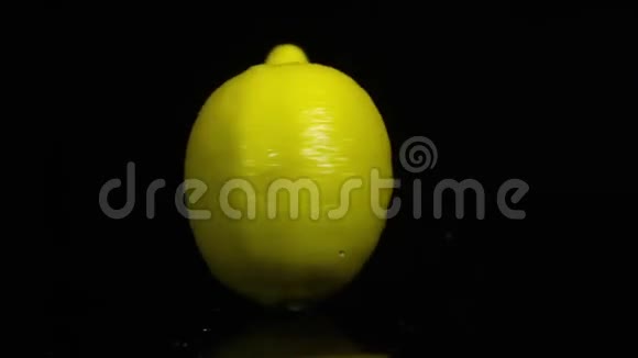 黑色背景上的柠檬和水滴视频的预览图