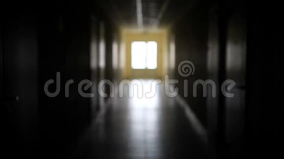 一个人的轮廓穿过黑暗的走廊走向光明的未来视频的预览图