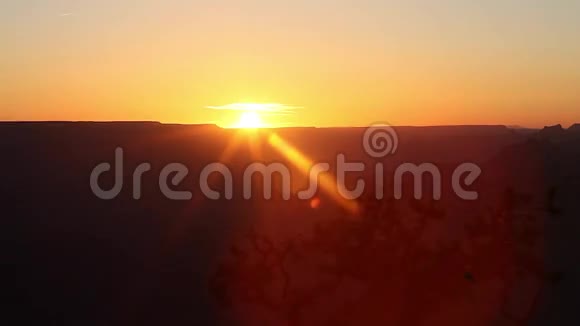 大峡谷的太阳在明亮的天使小径脚下升起视频的预览图