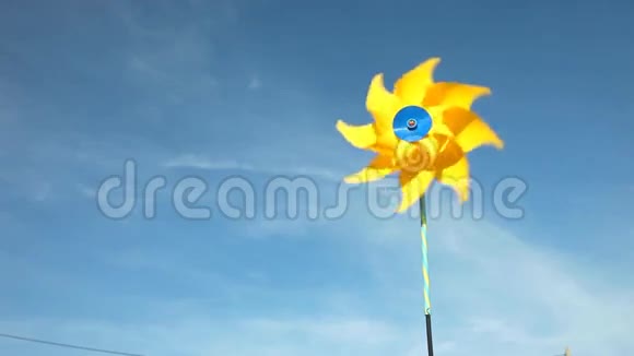 黄色的风车在蓝天上随风旋转视频的预览图