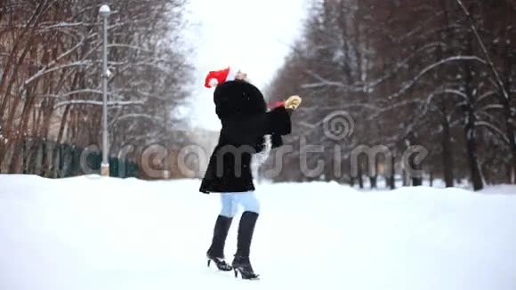 下雪时带着小礼物微笑的女人视频的预览图