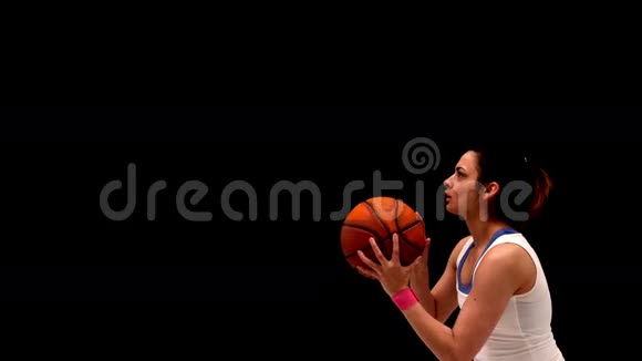 适合年轻的黑发女孩打篮球视频的预览图