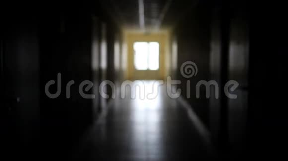 一个人的轮廓穿过黑暗的走廊走向光明的未来视频的预览图