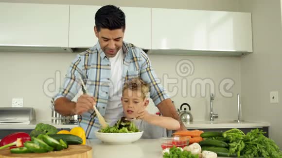 父亲教他儿子如何扔沙拉视频的预览图