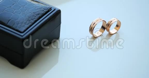 结婚钻石金戒指白桌子上的订婚戒指视频的预览图