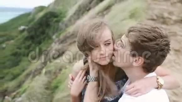 夏威夷瓦胡岛的年轻情侣在户外接吻视频的预览图