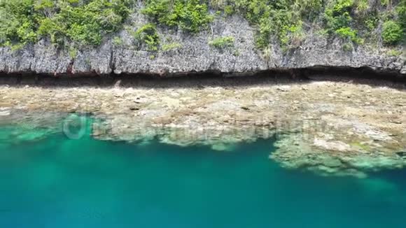 RajaAmpat边缘珊瑚礁和岛屿的鸟瞰图视频的预览图
