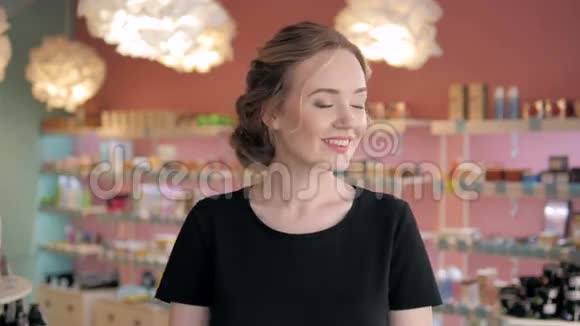 商店里美丽的购物狂女人的肖像视频的预览图