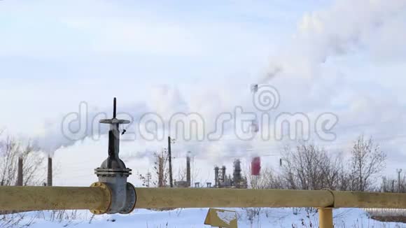 煤气管道的大阀门烟雾来自烟囱视频的预览图