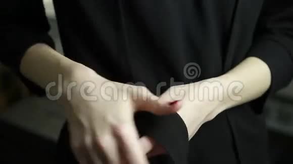 女人系黑衣腰带整理衣服视频的预览图