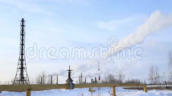 煤气管道的大阀门烟雾来自烟囱视频的预览图