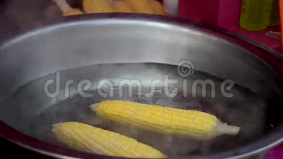 街头美食煮玉米视频的预览图