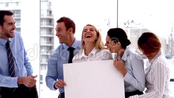 一群商业人士一起用卡片笑视频的预览图