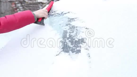 女人从车窗里清雪视频的预览图