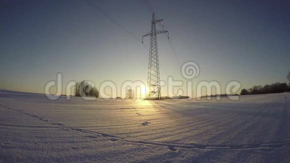 冬季太阳落山有电塔时间间隔4K视频的预览图