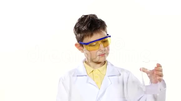 穿制服和防护眼镜的科学家男孩视频的预览图